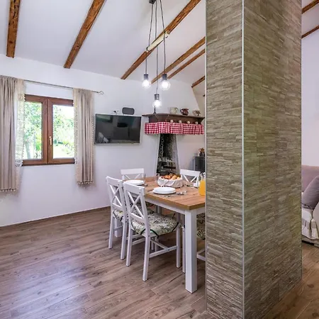 2 Bedroom Gorgeous In 크르니카